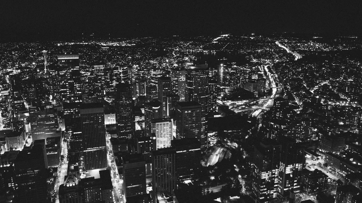 Luftaufnahme von Seattles lebendiger nächtlicher Stadtlandschaft in Schwarz und Weiß.