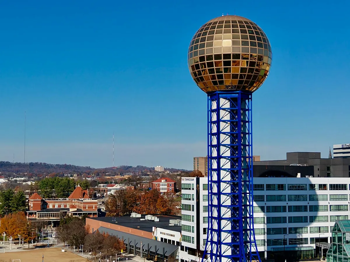 Vista aérea da icônica Sunsphere em Knoxville, Tennessee em um dia ensolarado