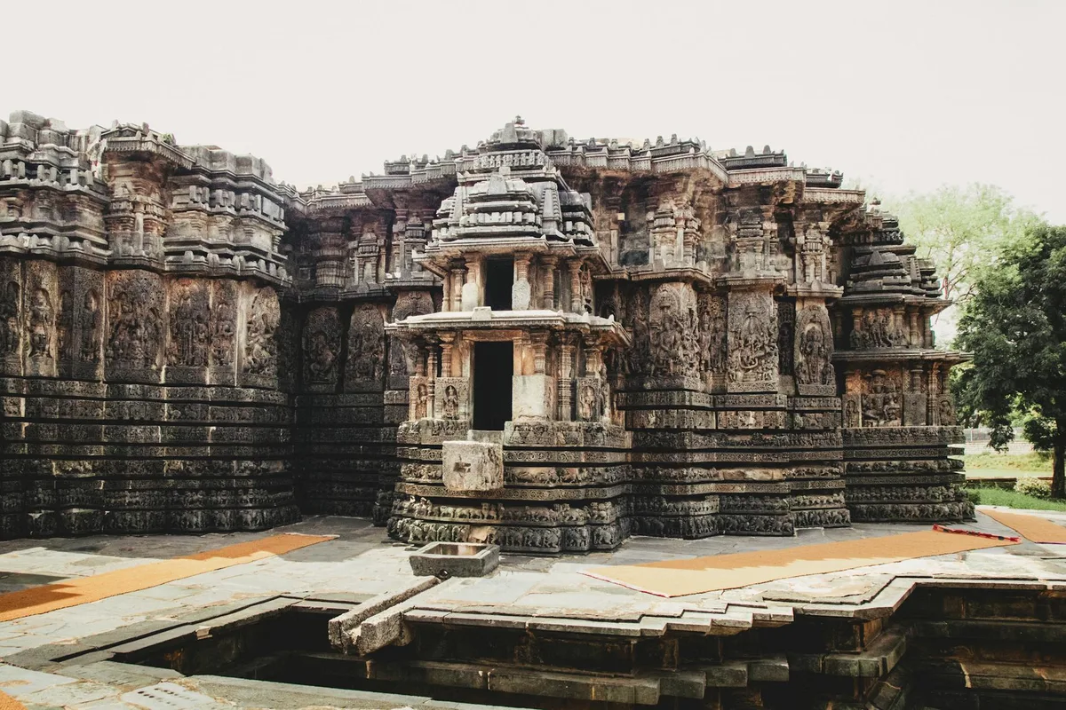 Tempio antico in pietra con intagli intricati e ricca storia, che mostra brillantezza architettonica.