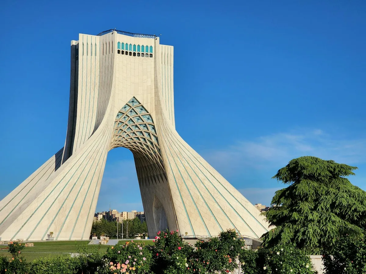 Tour Azadi, monument emblématique de Téhéran en Iran, par une journée ensoleillée