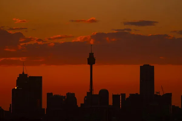 Silhouette der Sydney-Skyline mit feurigem Sonnenuntergang und Wolken