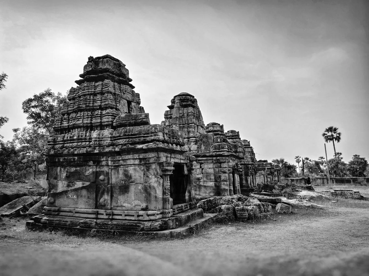 Rovine antiche in bianco e nero in ambiente desertico