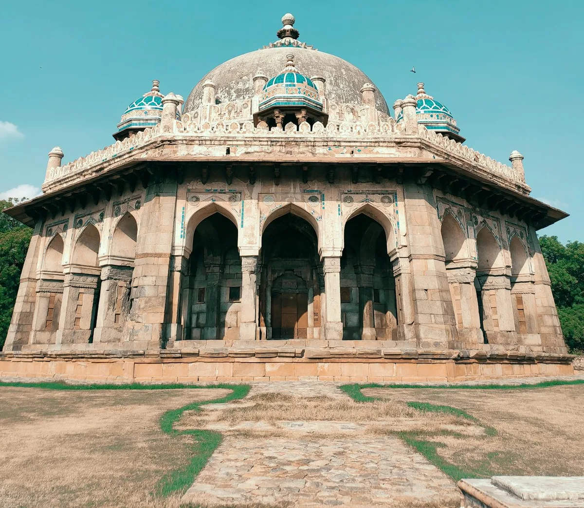 Captura do Túmulo de Safdarjung em Déli, mostrando arquitetura deslumbrante e trabalho em pedra detalhado.