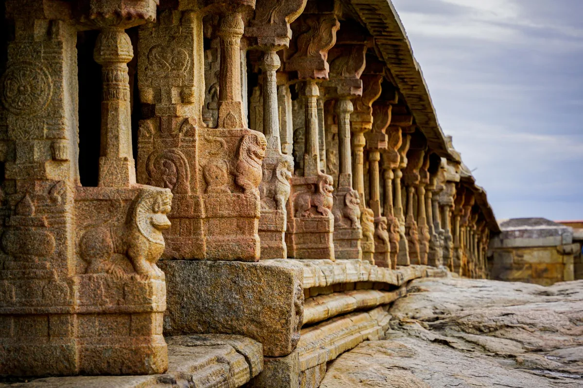 Sculptures en pierre détaillées d'un temple indien ancien, extérieur