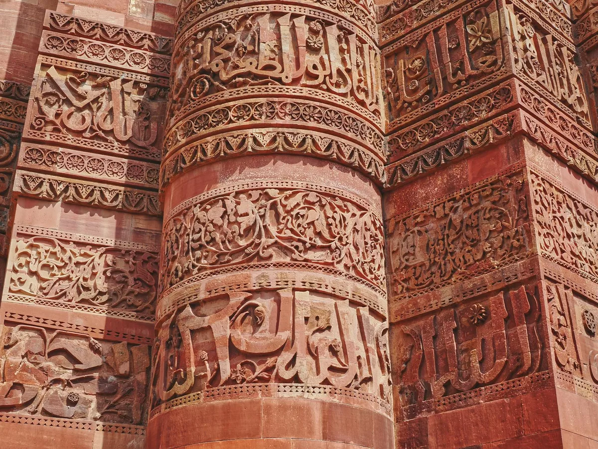 Крупный план резных украшений Кутуб-Минара в Дели, Индия