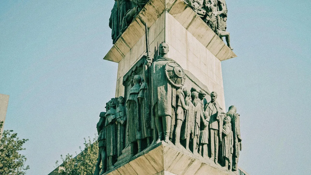 亚的斯亚贝巴耶卡提12纪念碑特写，纪念法西斯受害者