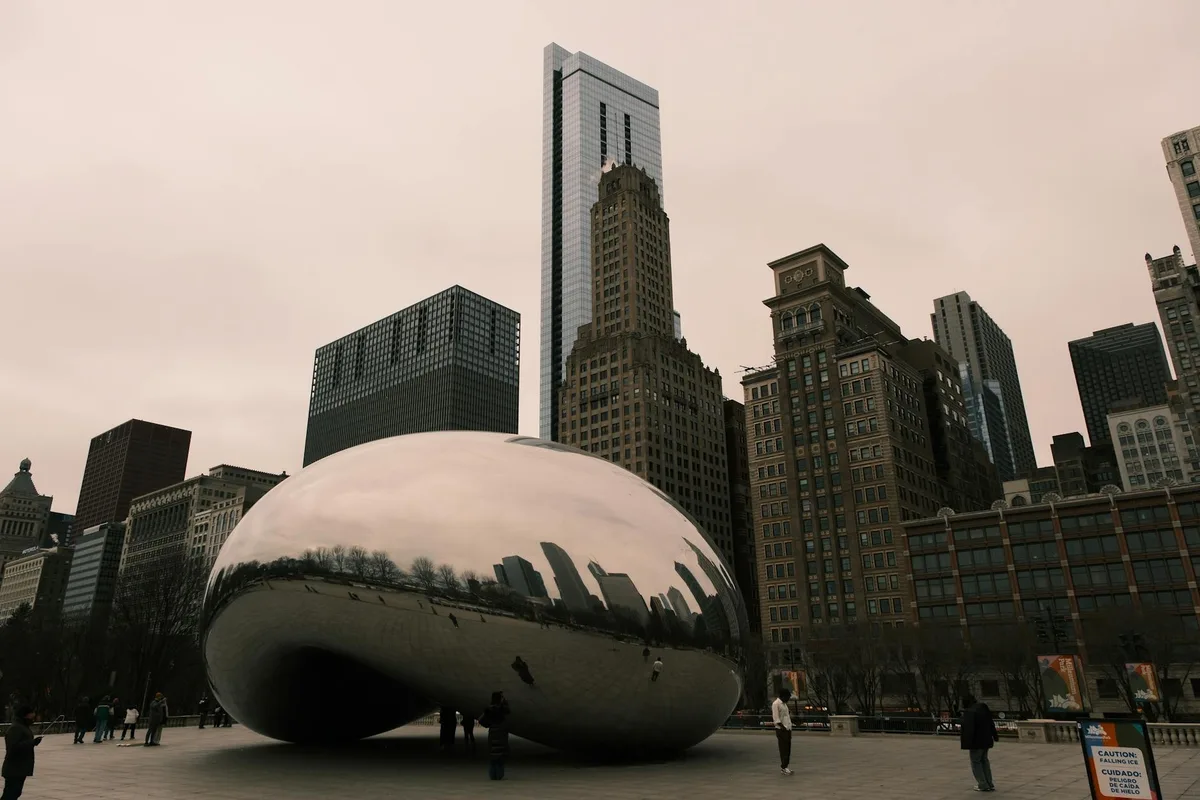 Cloud Gate a Millennium Park riflette lo skyline di Chicago