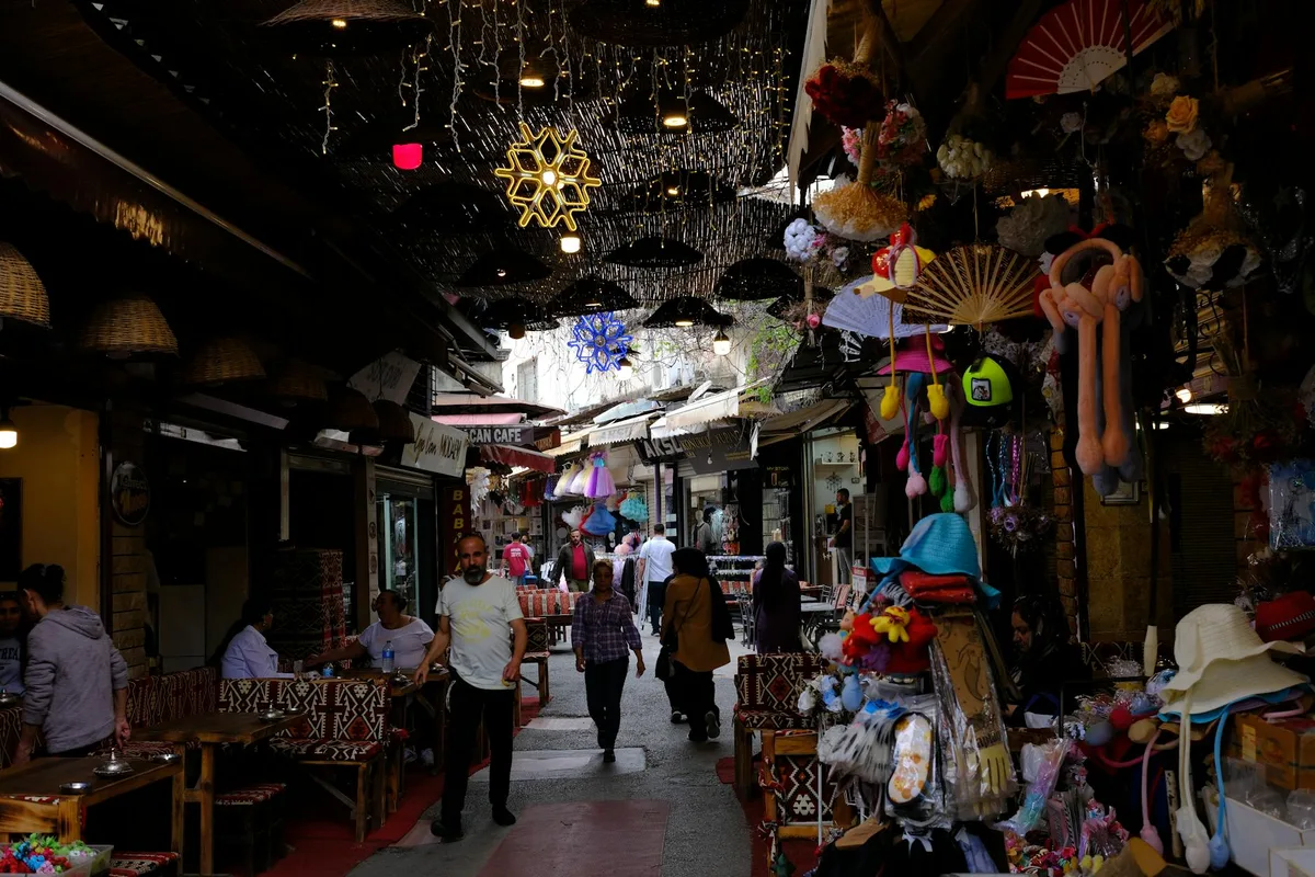 伊兹密尔历史凯梅拉尔蒂集市，色彩缤纷人潮涌动