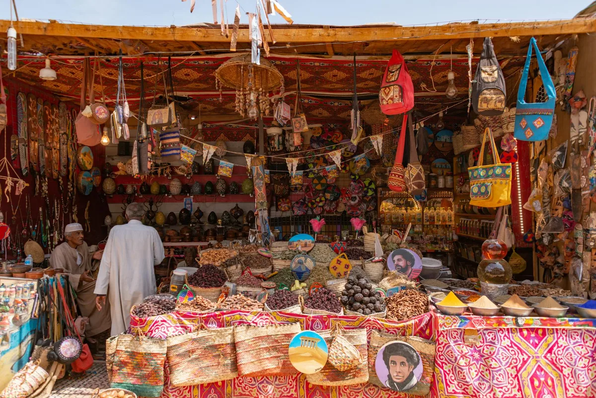 Marché extérieur coloré vendant de l’artisanat et des épices traditionnels dans un cadre vibrant