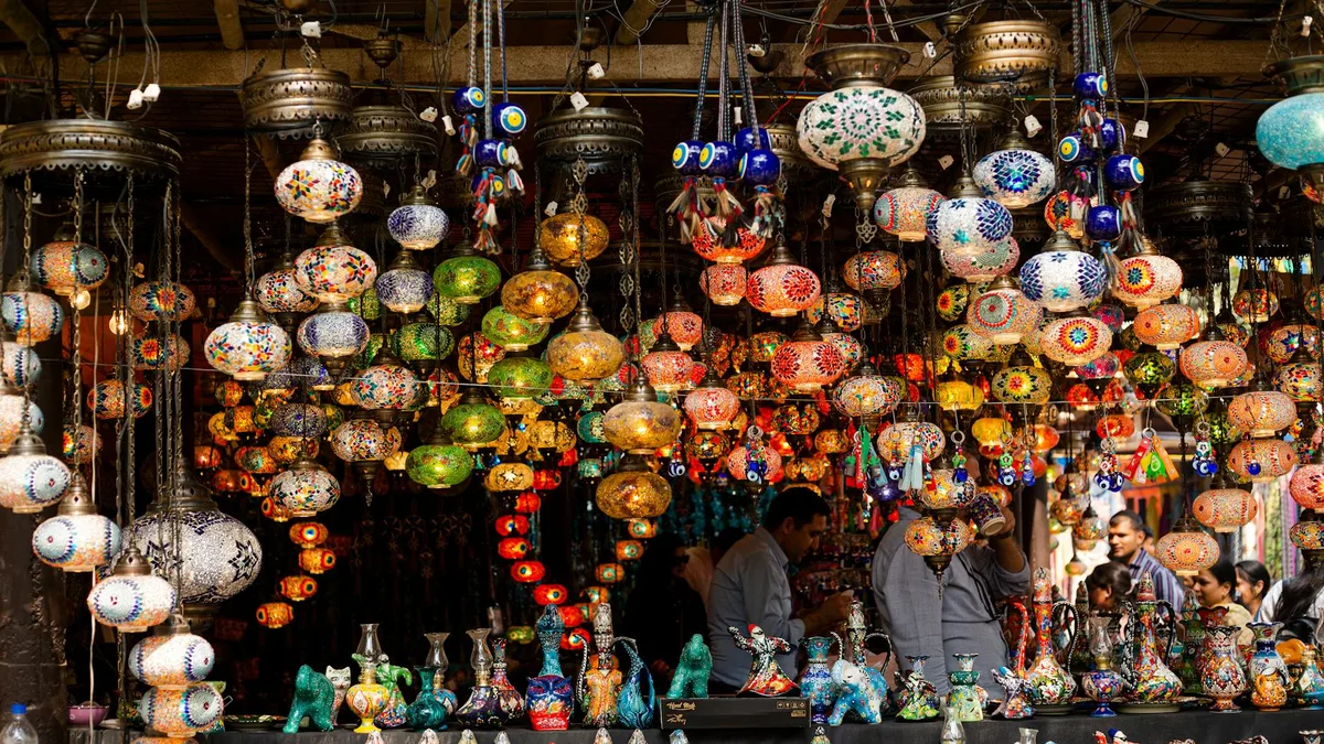 Lampes turques colorées illuminant un bazar animé, culture et tradition vibrantes