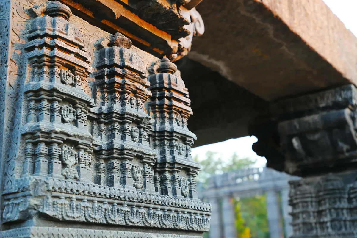 Sculptures détaillées de temple indien sur piliers en pierre, art architectural ancien