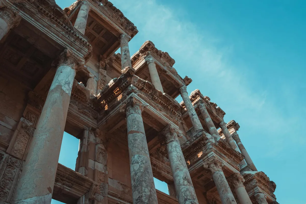 Detailansicht der Celsus-Bibliothekssäulen in Ephesus, Türkei, unter klarem blauen Himmel.