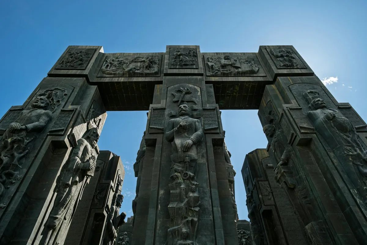 Vista drammatica del monumento Cronaca della Georgia contro un cielo sereno