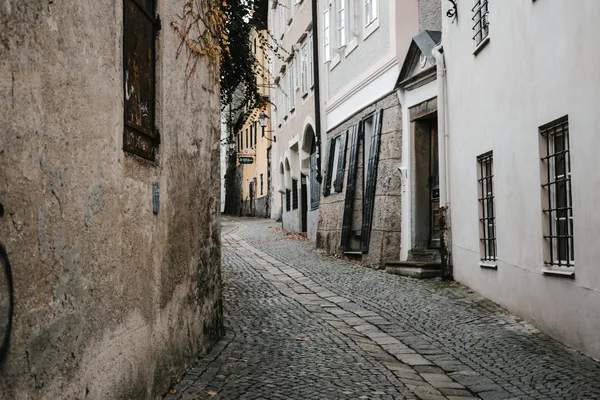 Verzauberte Kopfsteinpflasterstraße in Salzburgs Altstadt mit europäischem Charme und Architektur