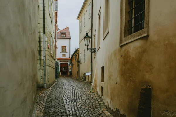 Malerische enge Gasse mit Kopfsteinpflasterstraßen und historischen Gebäuden