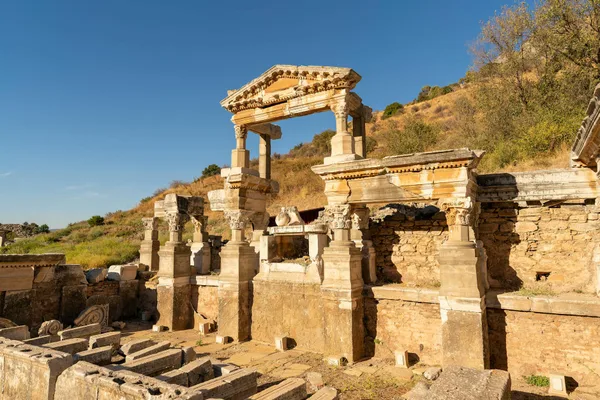 Antiche rovine romane di Efeso, Turchia, bagnate dal sole con cielo azzurro