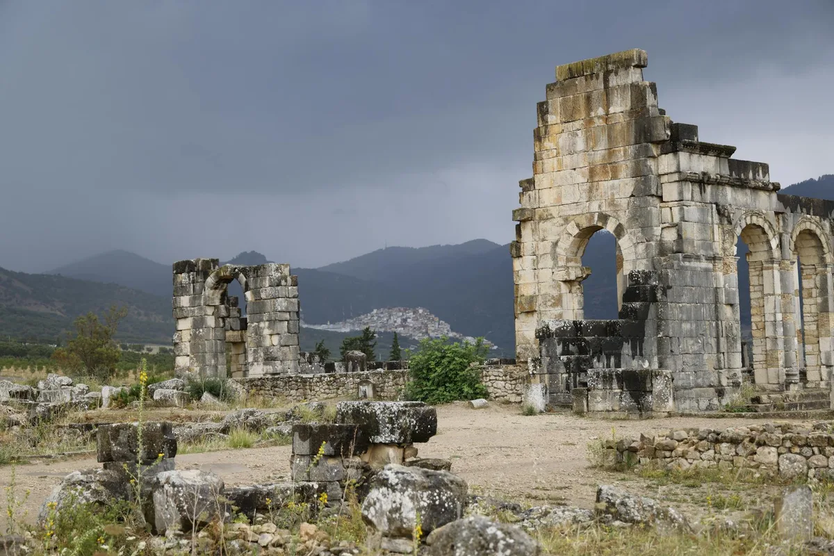 モロッコ・ヴォルビリスの古代ローマ遺跡、ドラマチックな景観