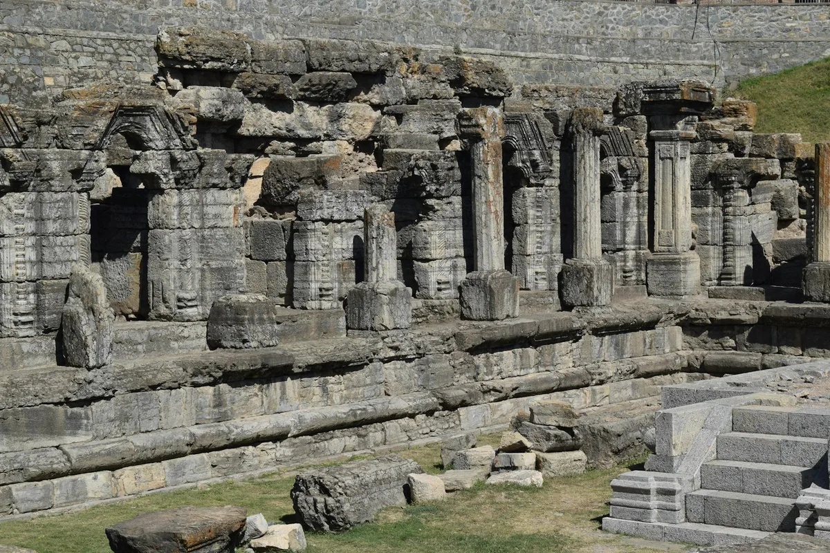 Antiche rovine e colonne di un tempio storico alla luce del giorno