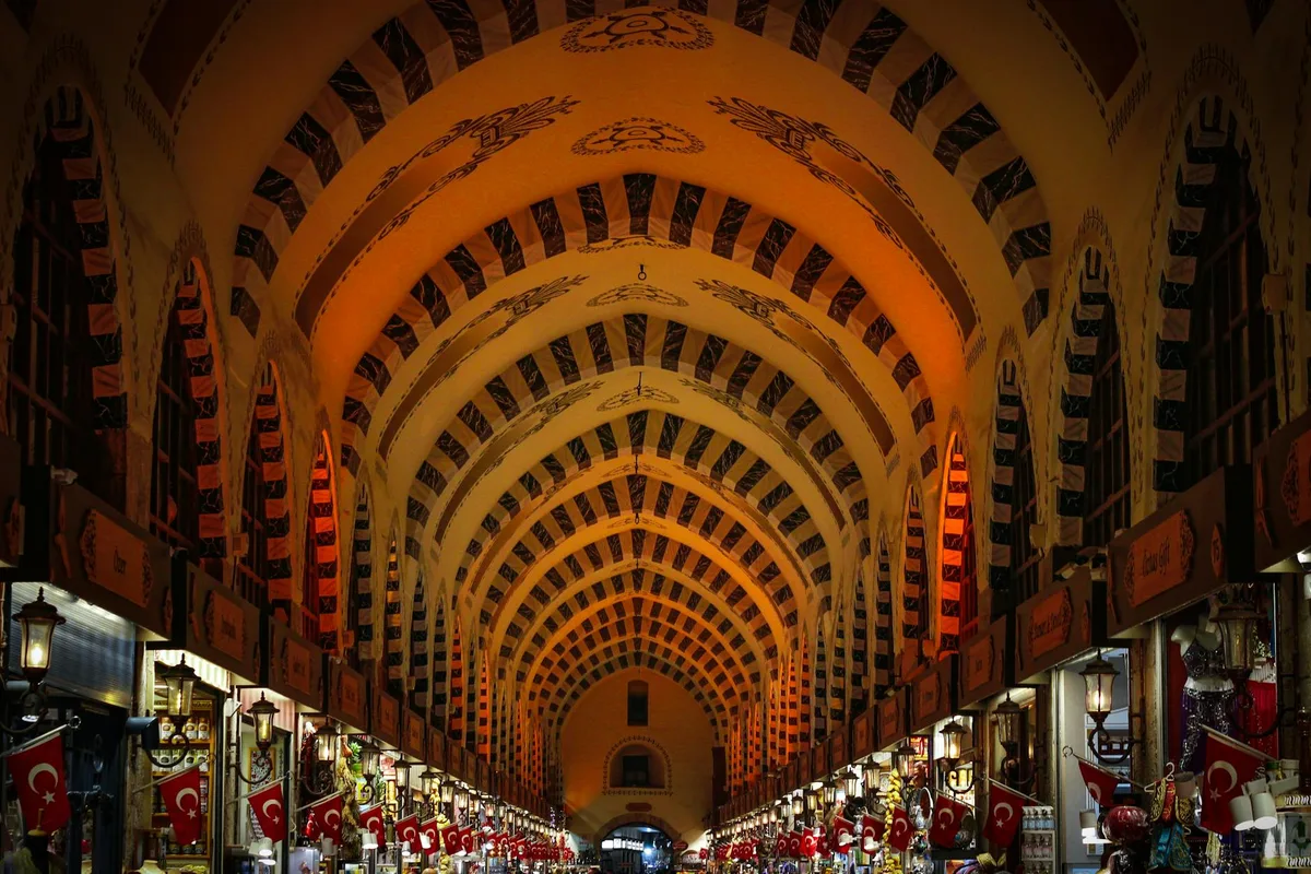 Beleuchteter Bogengang des Großen Basars in Istanbul, Türkei