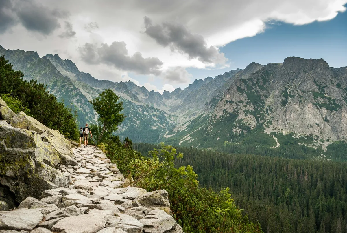 Sentieri mozzafiato degli Alti Tatra in Slovacchia con viste di montagne e foreste
