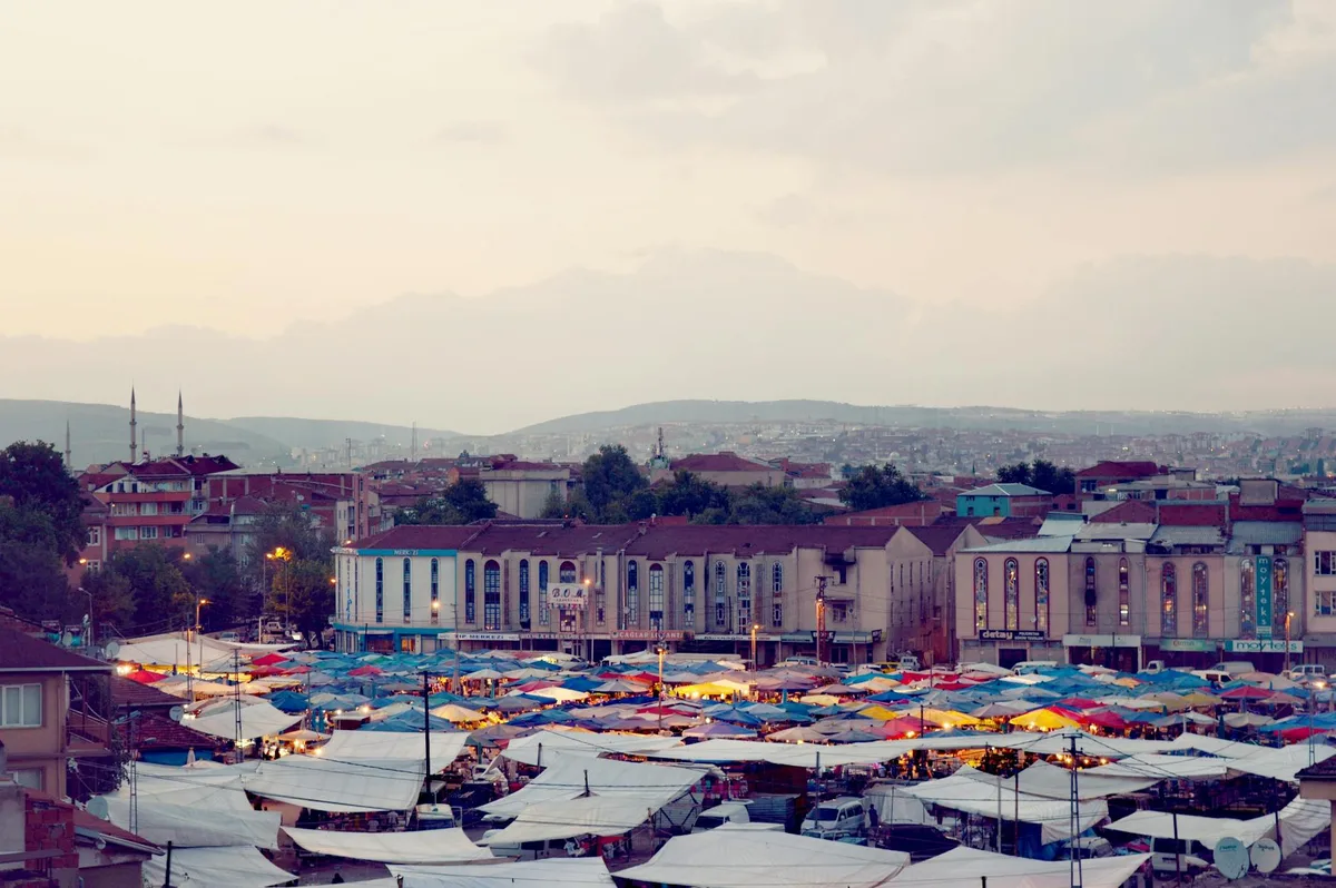 Paesaggio urbano di un bazar turco vivace al tramonto con bancarelle colorate