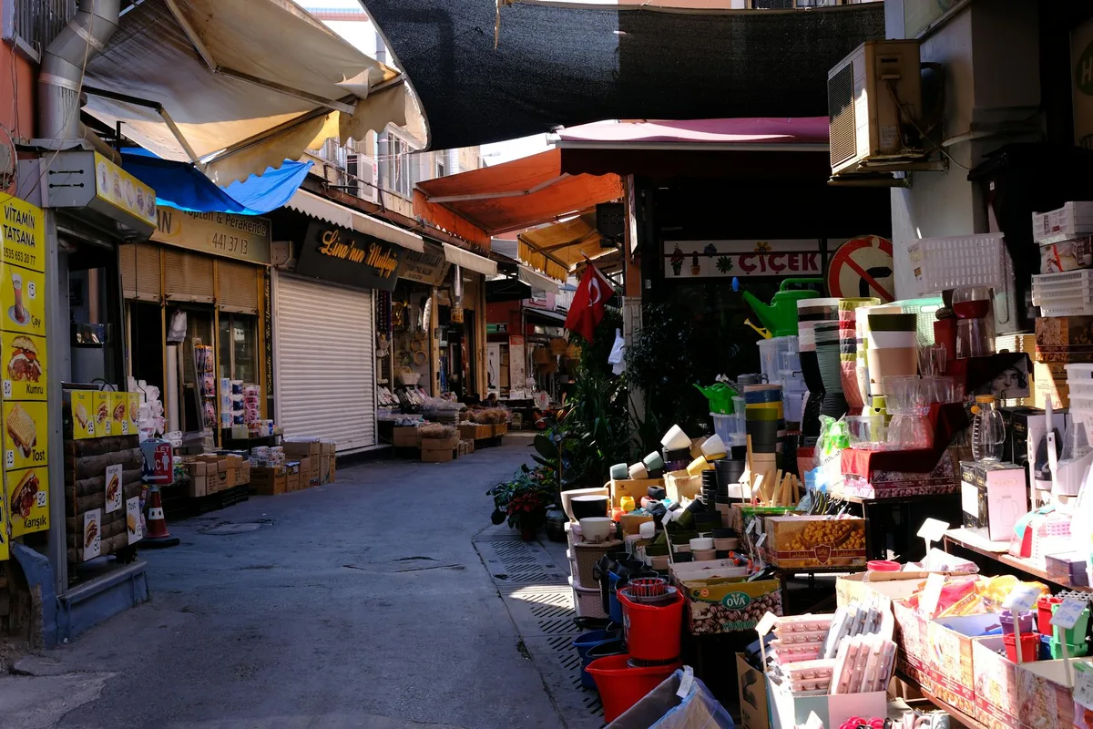 Marché animé de Bornova, İzmir, avec boutiques et produits locaux