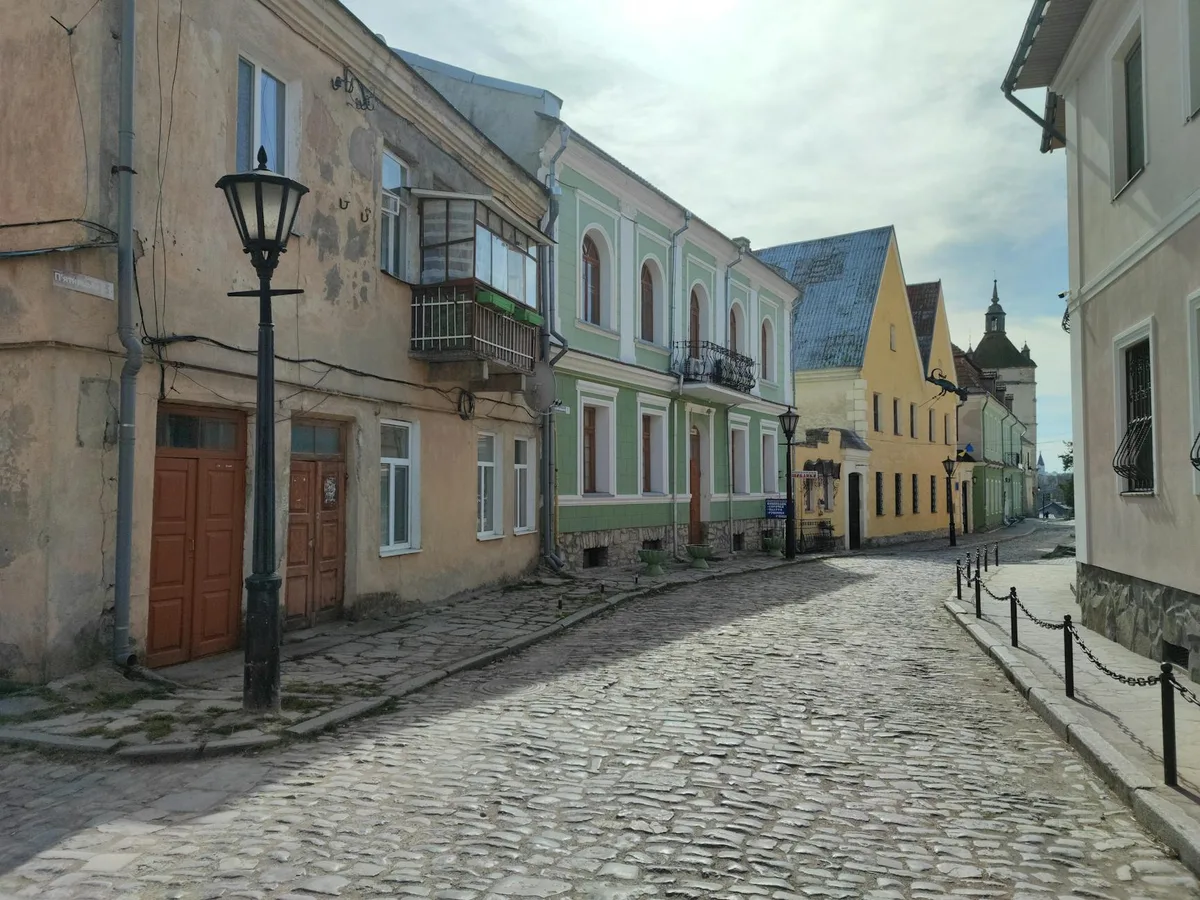 Kopfsteinpflasterstraßen und historische Architektur in Kamianets-Podilskyi Ukraine