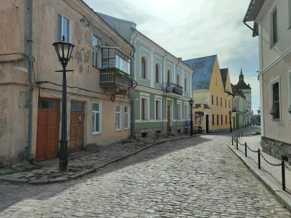 Kopfsteinpflasterstraßen und historische Architektur in Kamianets-Podilskyi Ukraine