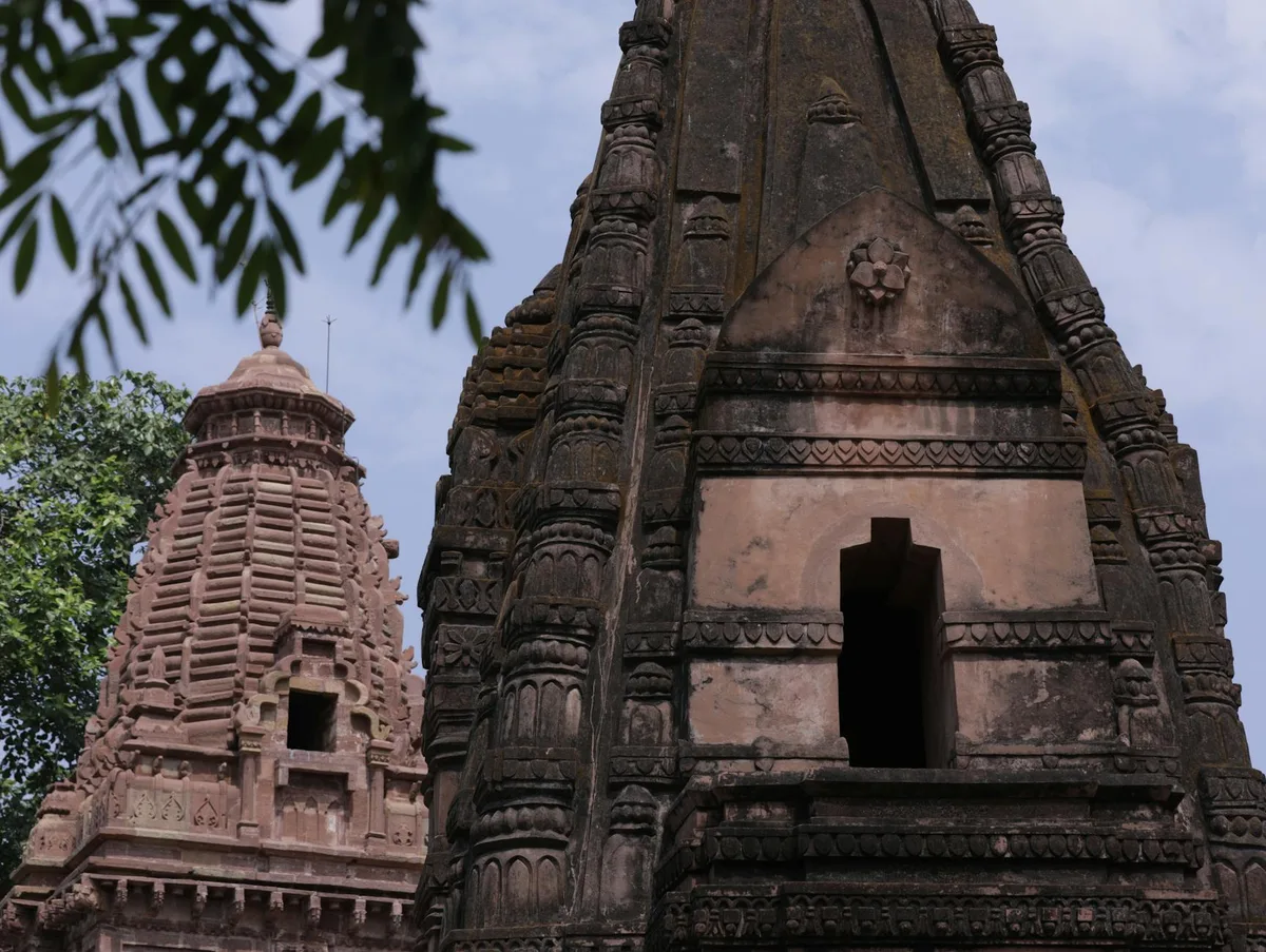 Arquitetura intrincada dos templos de pedra históricos em Ratanpur, Chhattisgarh