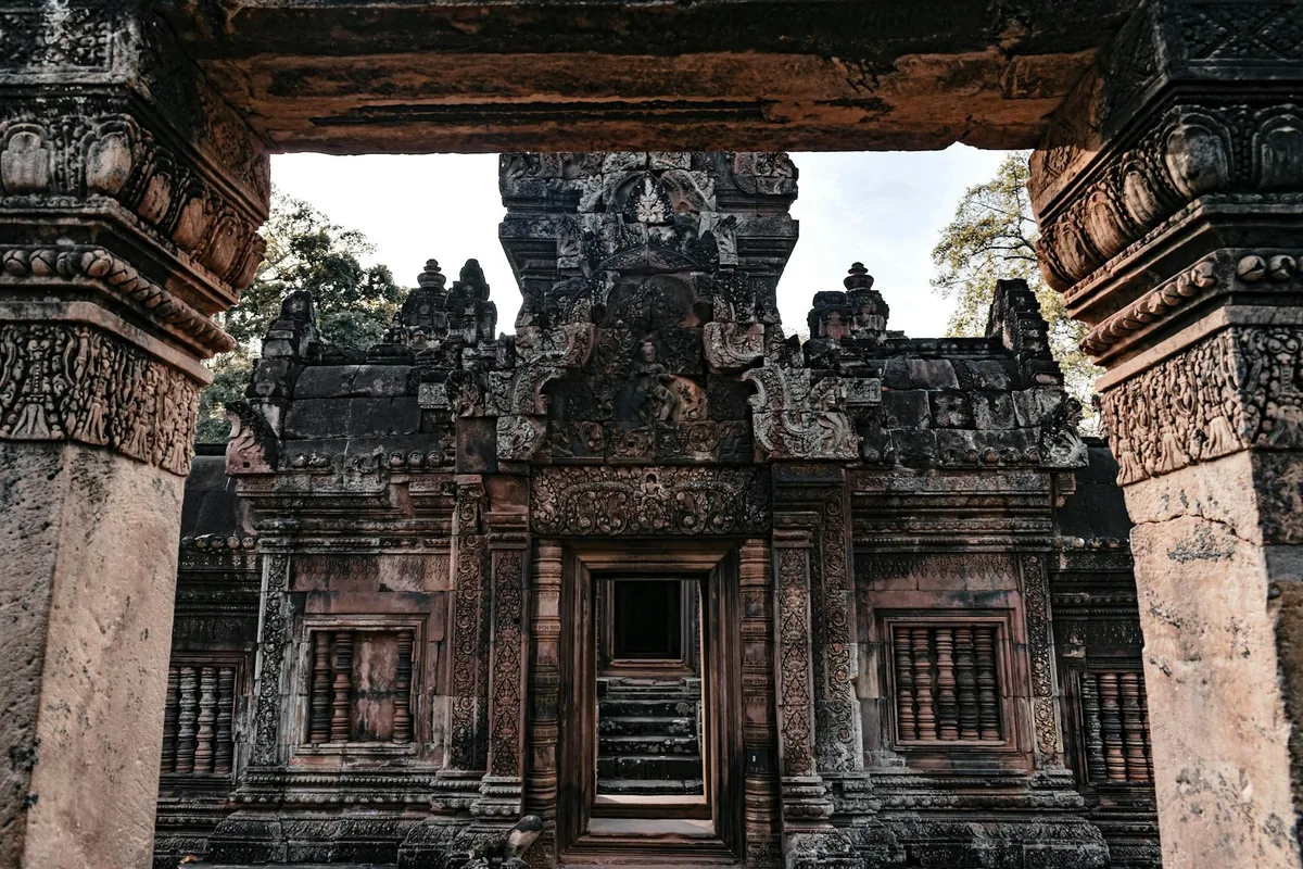 Sculptures complexes d'un temple historique à Siem Reap, Cambodge
