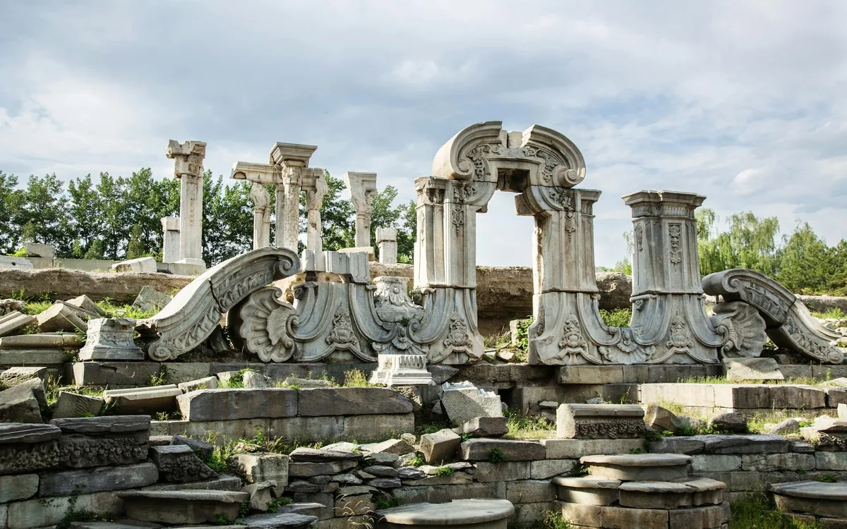Rovine in pietra dell'Antico Palazzo d'Estate a Pechino, architettura storica cinese.