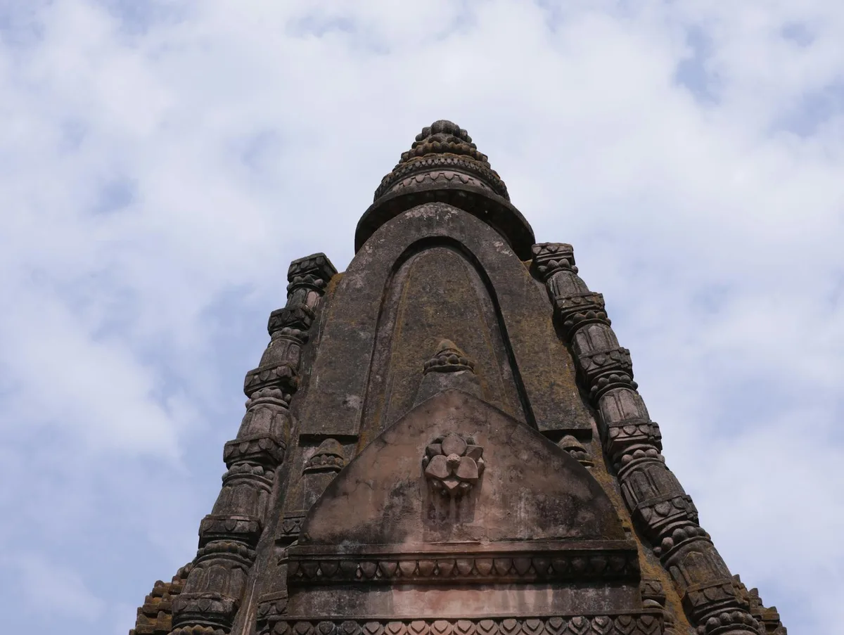 인도 라탄푸르 정교한 석조 사원 건축 탐방: 맑은 하늘