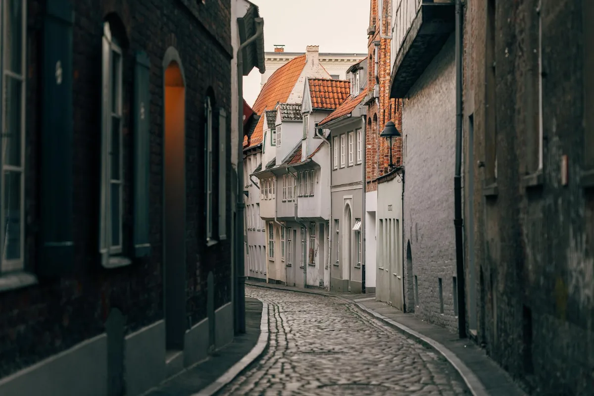 뤼베크 구시가지 좁은 자갈길과 역사적 파사드 탐방