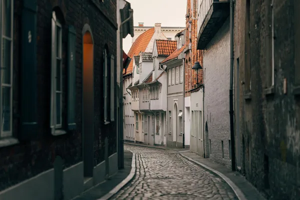 Enge Kopfsteinpflasterstraßen und historische Fassaden der Lübecker Altstadt