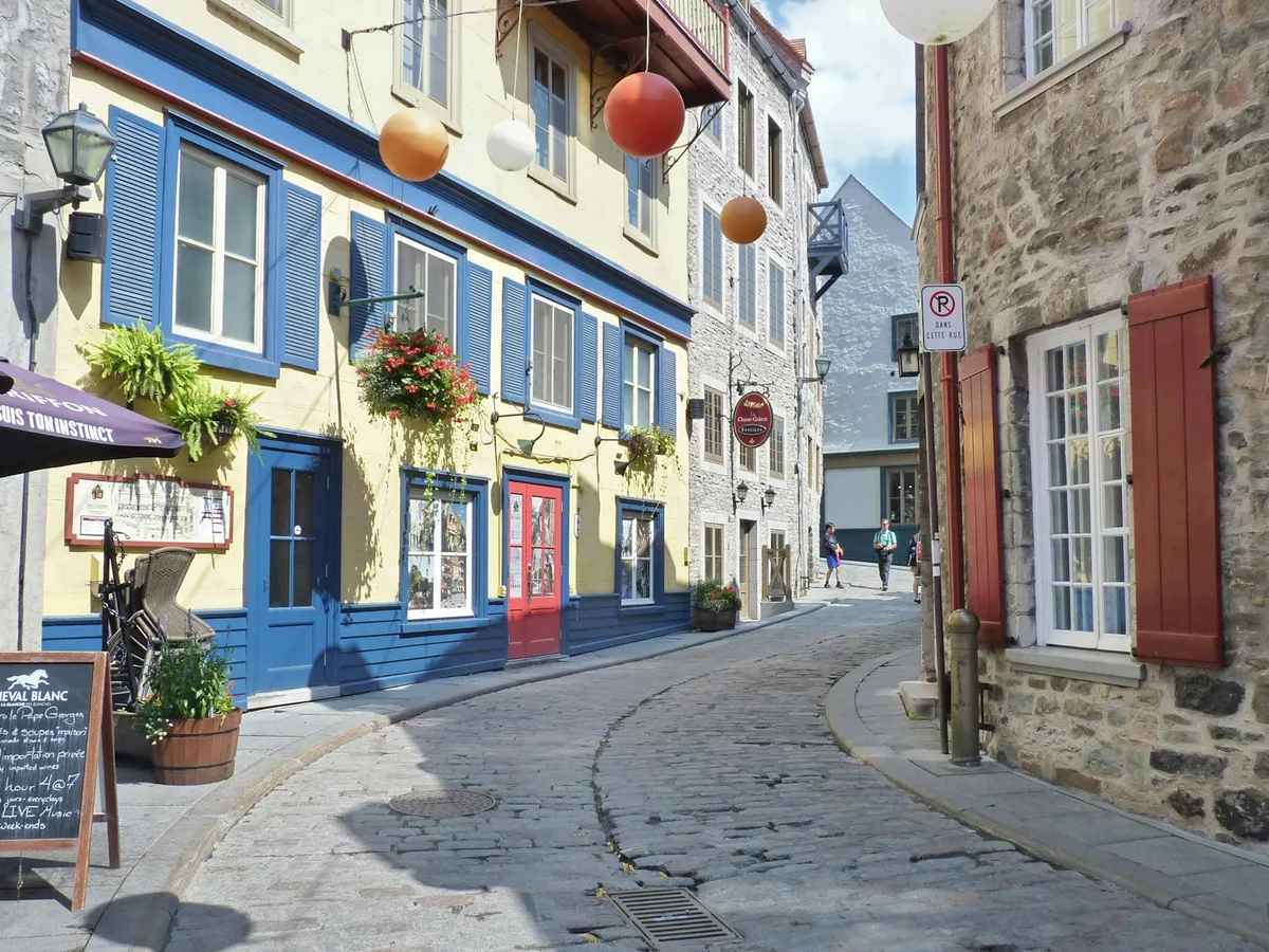 Calles adoquinadas y arquitectura histórica del Viejo Quebec para turismo