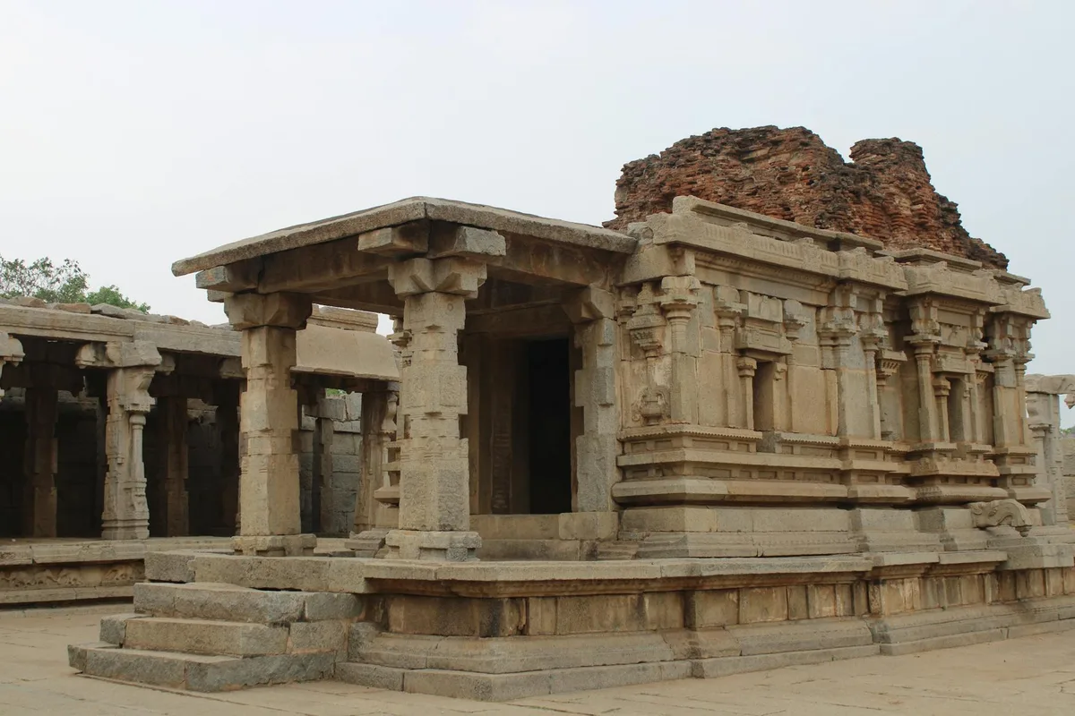 Antike Steintempelruinen mit kunstvollen Säulen und Architektur