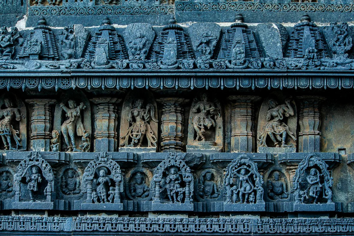Tallados en piedra exquisitos en un muro de templo histórico