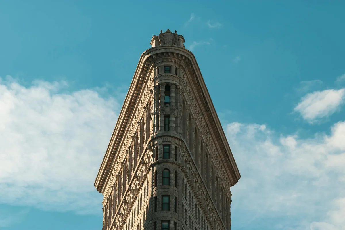 Flatiron Building in New York City – einzigartige Architektur unter hellem Himmel