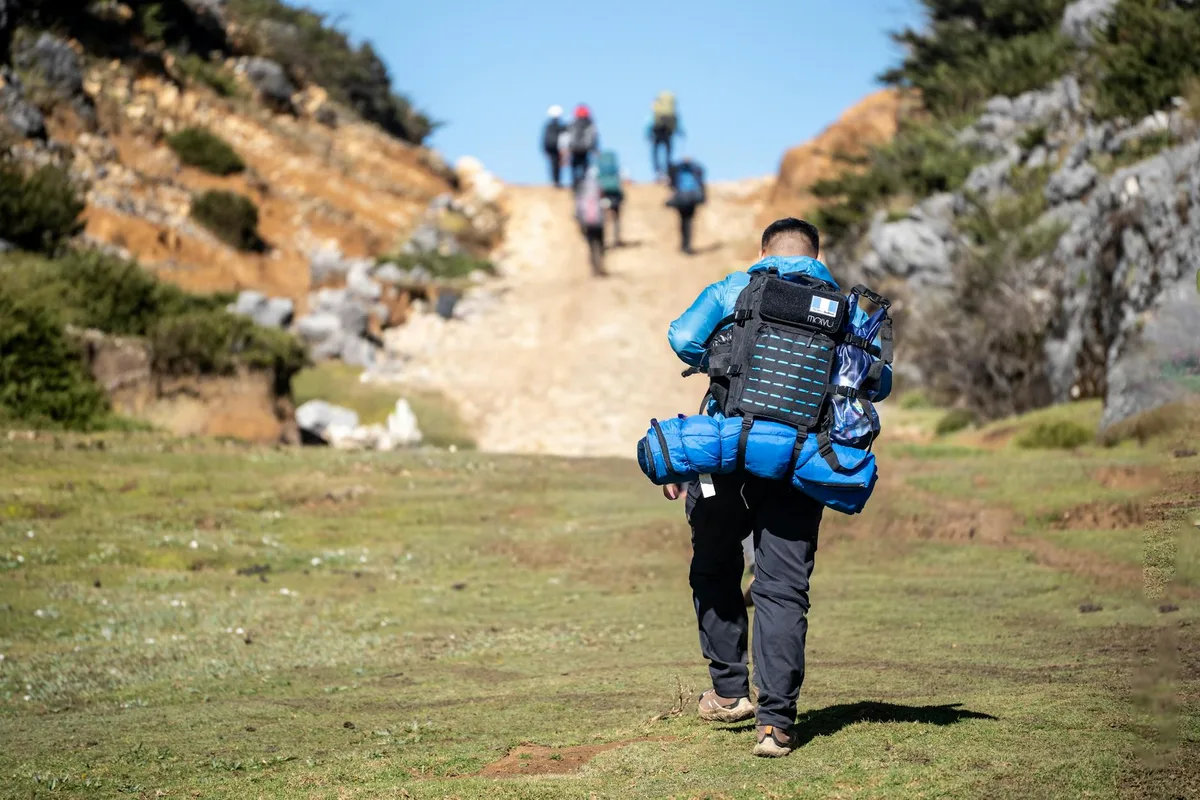 Groupe de randonneurs traversant le paysage montagneux de Chortiz, Guatemala