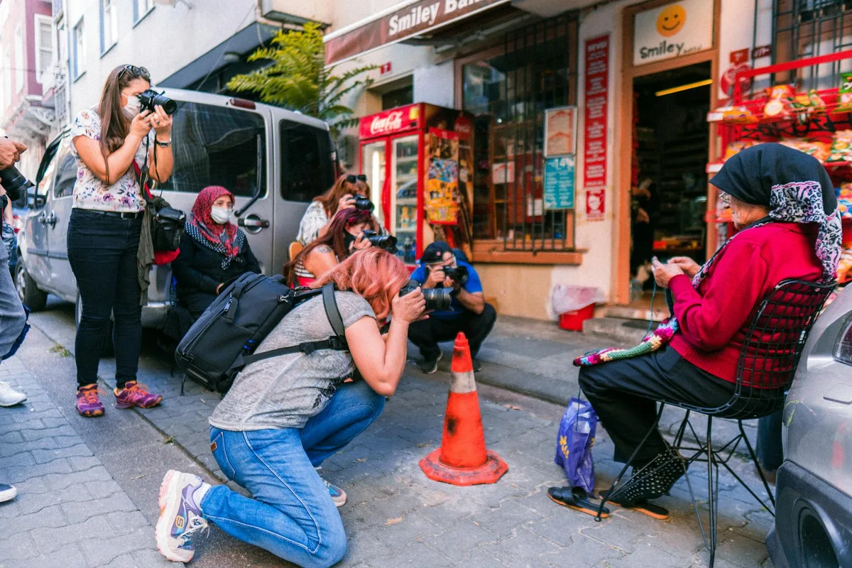 Fotografi che catturano una scena di strada vivace a Istanbul