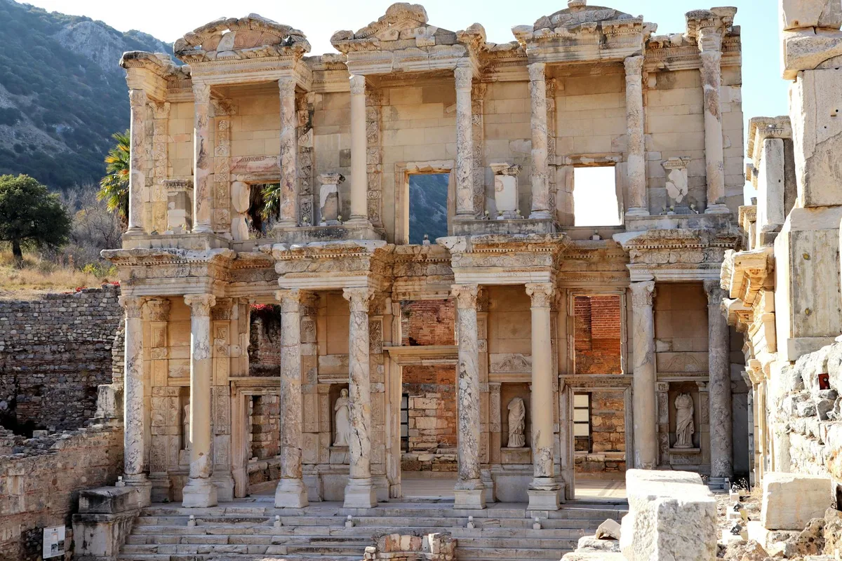 Rovine della Biblioteca di Celso a Efeso con architettura greca antica