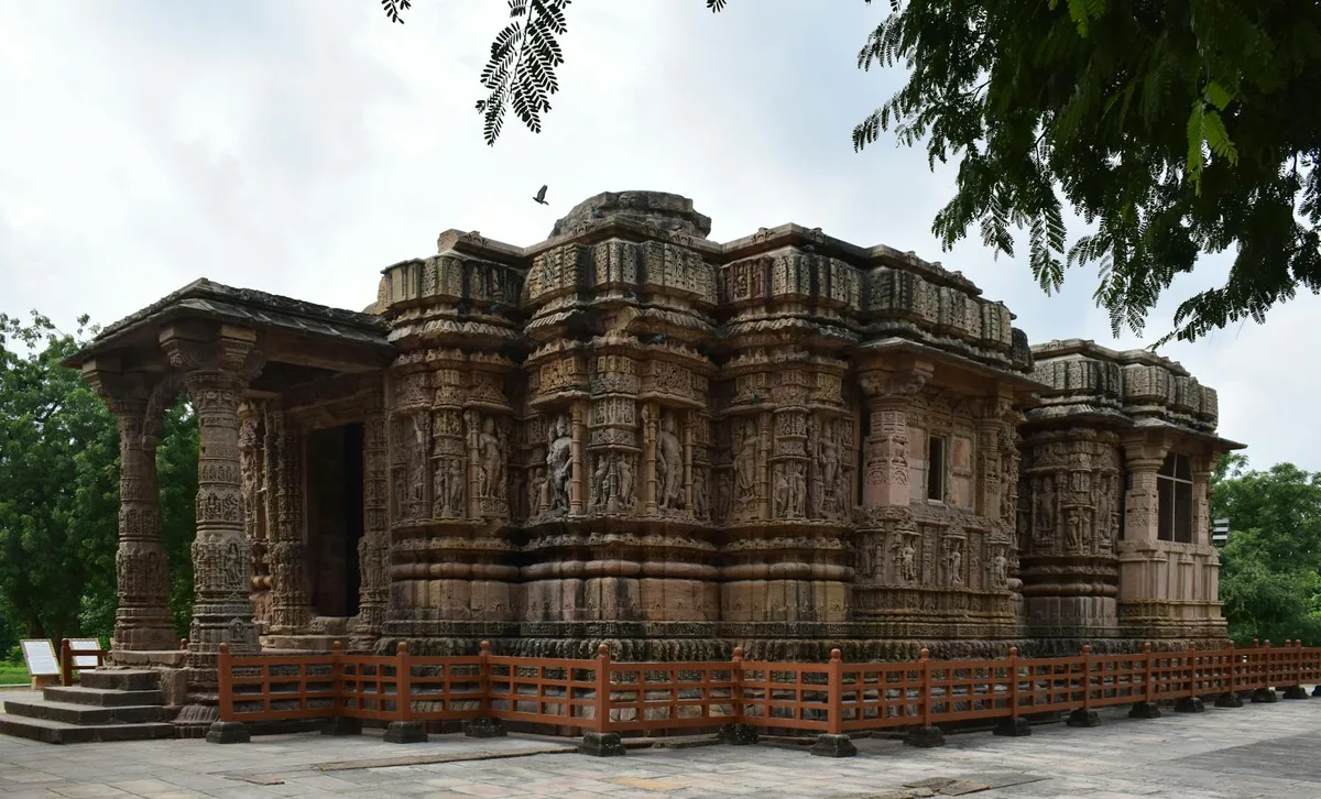Tempio del Sole a Modhera, India, con intagli in pietra dettagliati