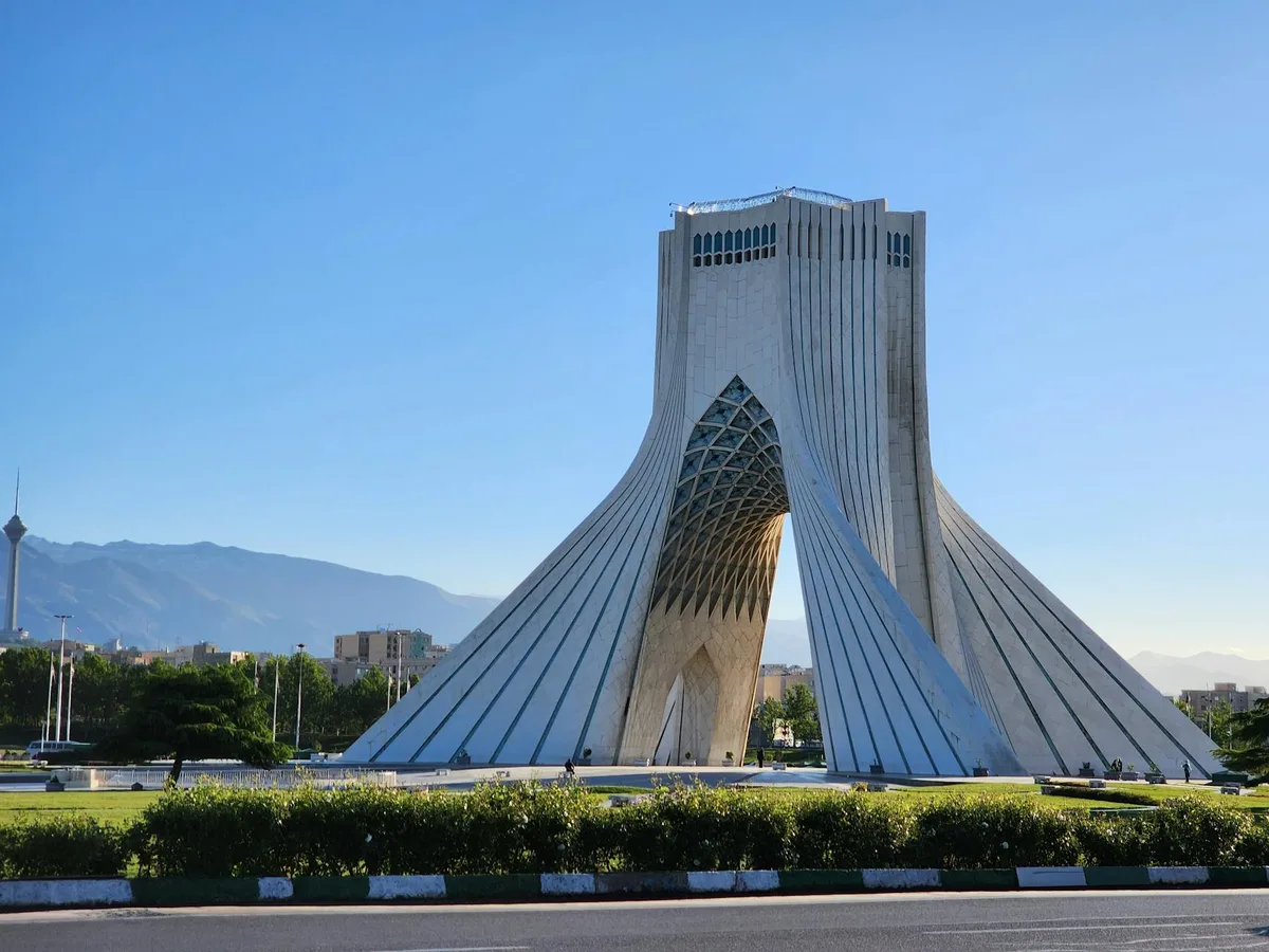 Ikonischer Azadi-Turm in Teheran, Iran, unter klarem blauen Himmel, Reiseinspiration