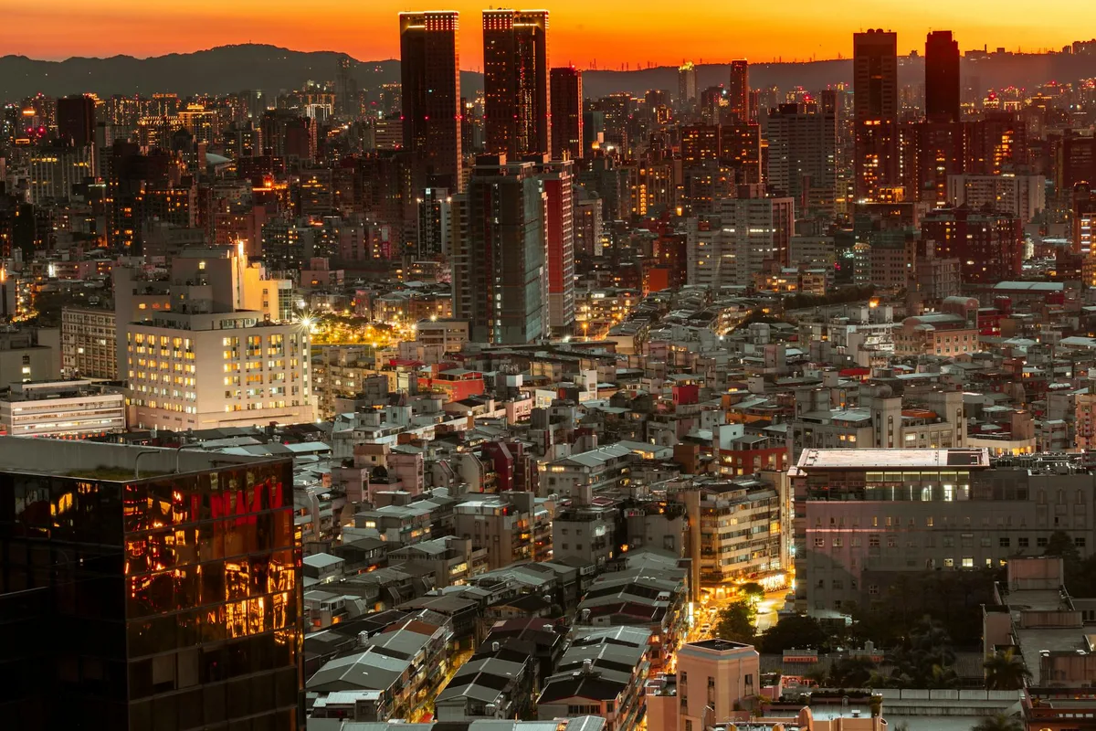 Skyline urbaine illuminée avec gratte-ciel au coucher du soleil