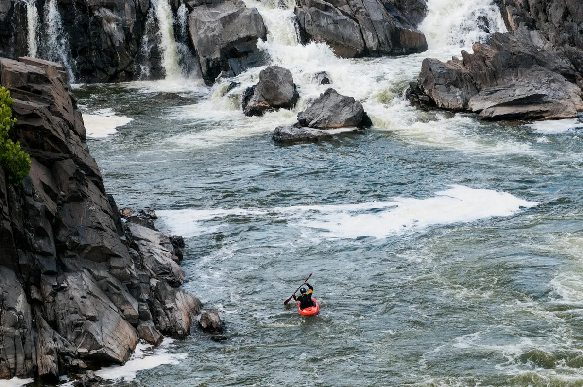 Kayakfahrer in den Stromschnellen von Great Falls, Virginia – Abenteuer und Natur