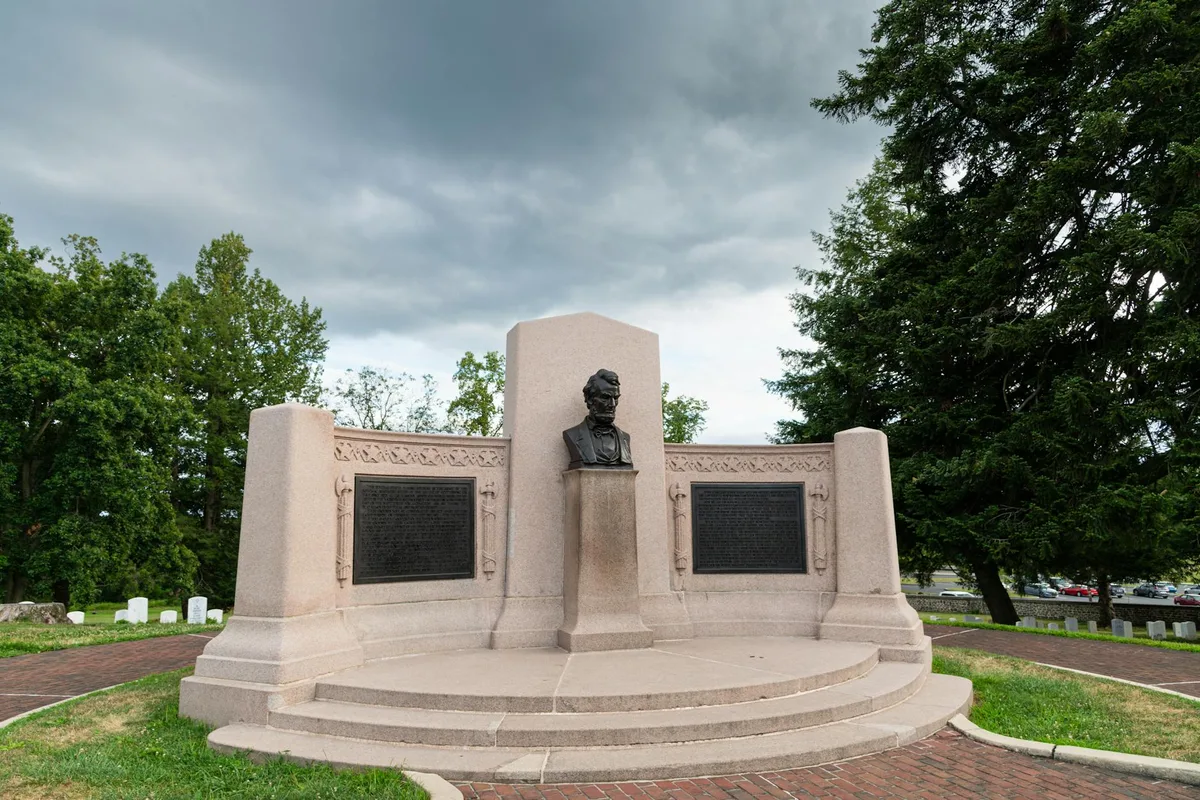 Busto de Lincoln en el Monumento Nacional de los Soldados de Gettysburg rodeado de vegetación