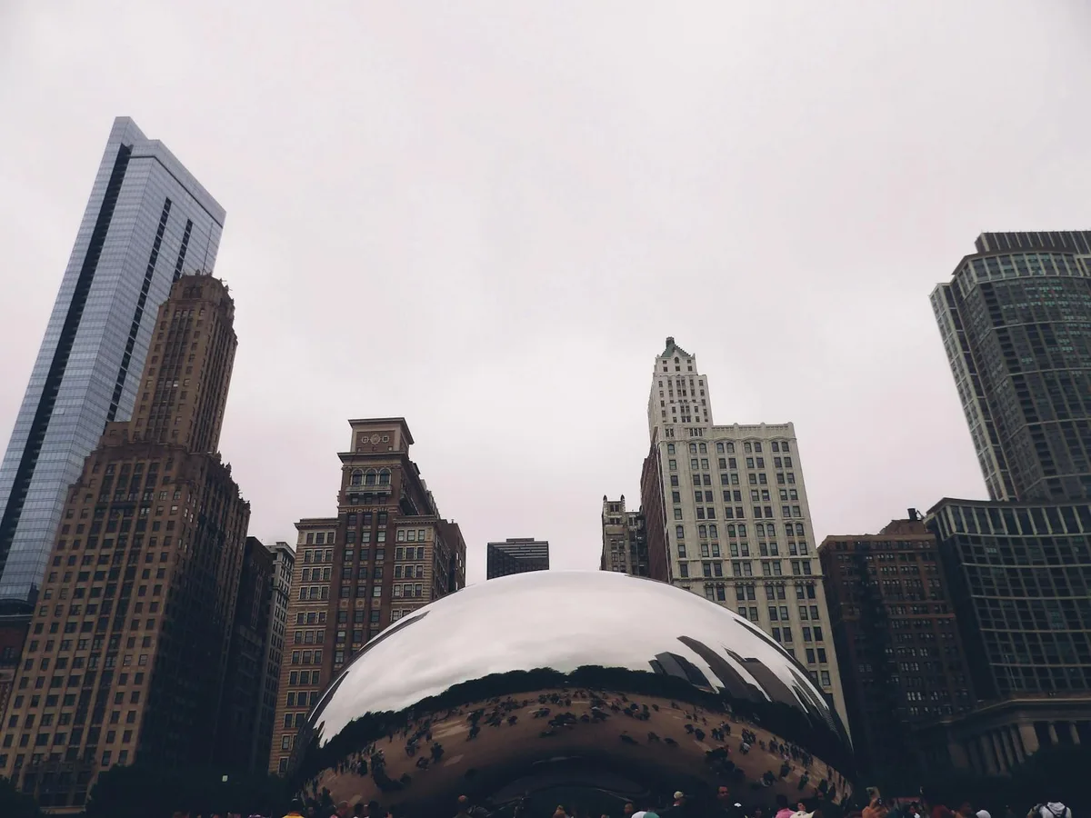 Vista dal basso di Cloud Gate con lo skyline di Chicago, architettura iconica
