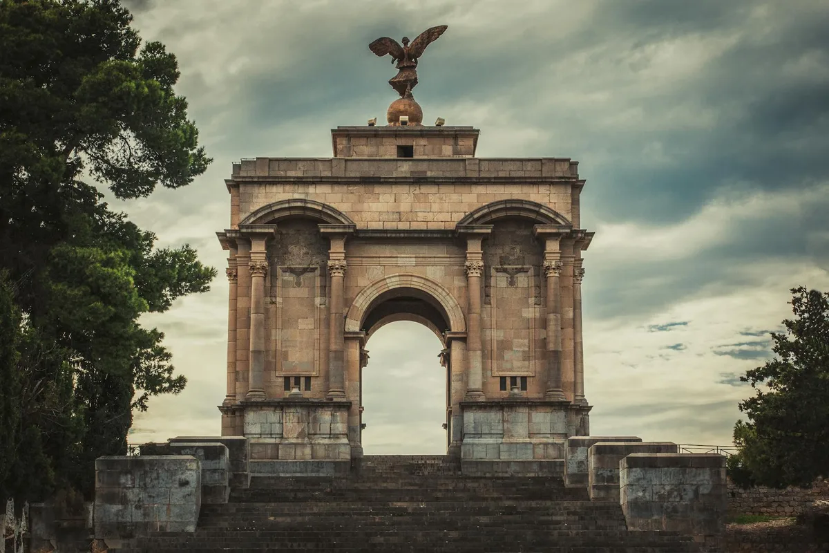 Мемориальная арка с орлом в Константине, Алжир