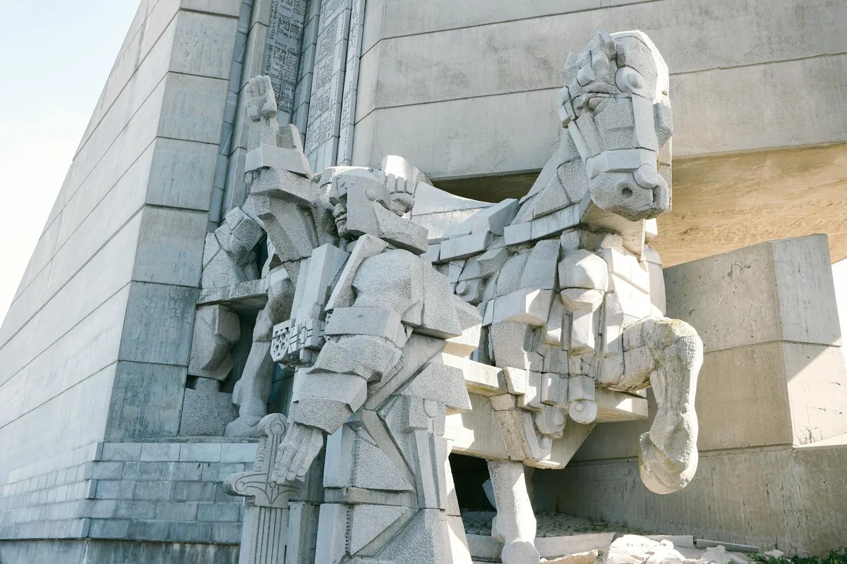 Massive Steinskulptur in Varna, Bulgarien, mit Figuren und einem Pferd an einem Denkmal