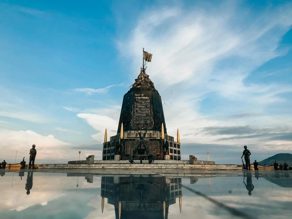 Riflesso di monumento in piscina con cielo drammatico, scena di viaggio serena